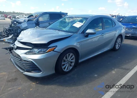 2021 Toyota Camry Le z USA, uszkodzony, nr VIN 4T1C11AKXMU403803